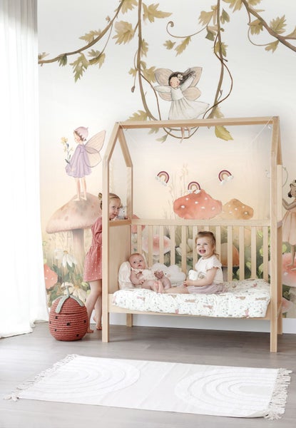 Kinderzimmer mit Hausbett, Spielteppich und Wandbild mit Feenmotiv