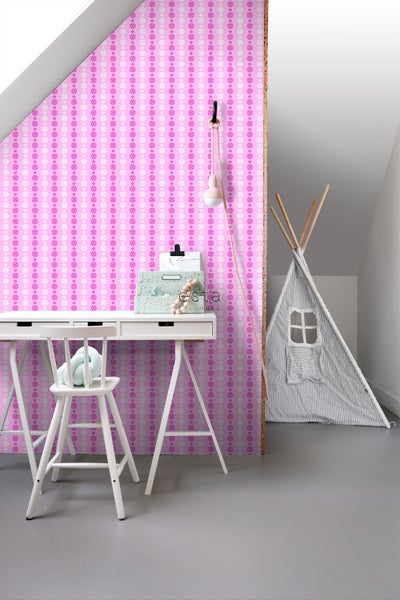 Kinderzimmer mit rosa gemusterter Tapete, weißem Schreibtisch und Spielzelt