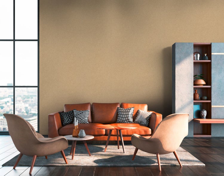 Wohnzimmer mit braunem Sofa, Stühlen und Bücherregal