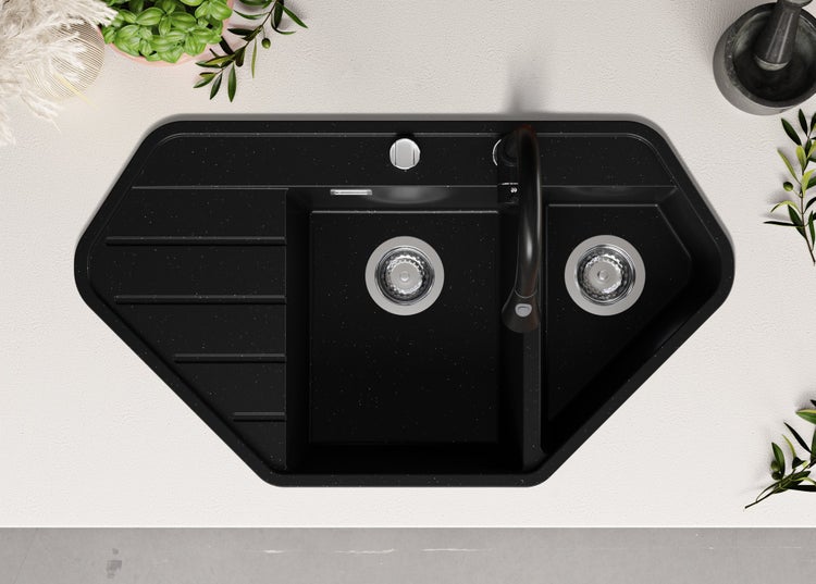 Schwarze Eckspüle mit Abtropffläche und Armatur auf einer Arbeitsplatte