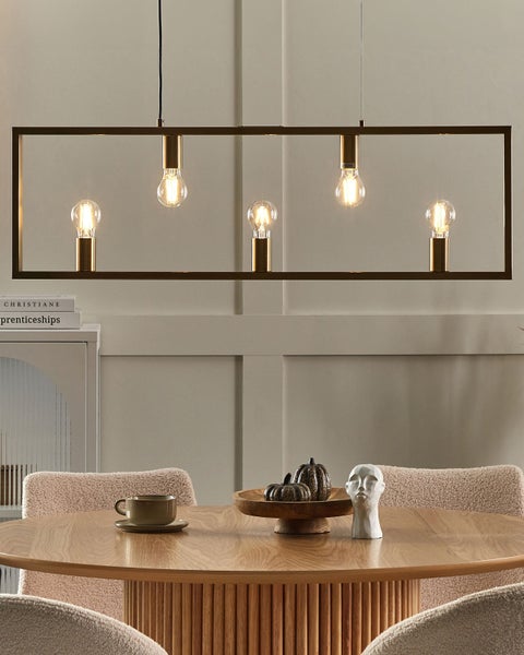 Esstischszene mit rechteckiger Pendelleuchte mit fünf Glühbirnen.