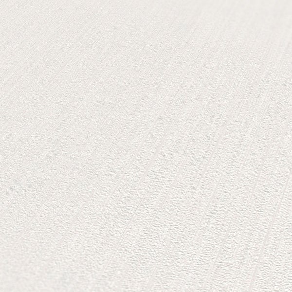 Nahaufnahme einer weißen Rauhfasertapete mit Streifenmuster.