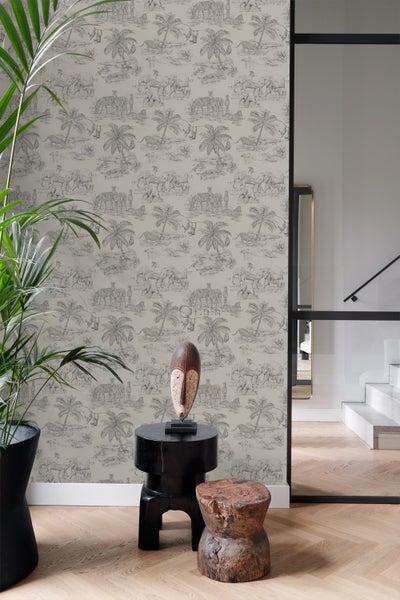 Raumansicht mit gemusterter Tapete mit Tiermotiven