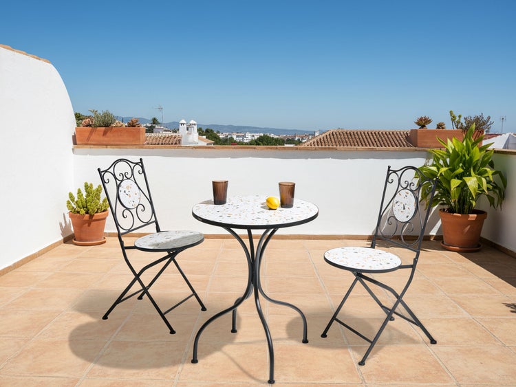 Terrasse mit Gartentisch und zwei Gartenstühlen