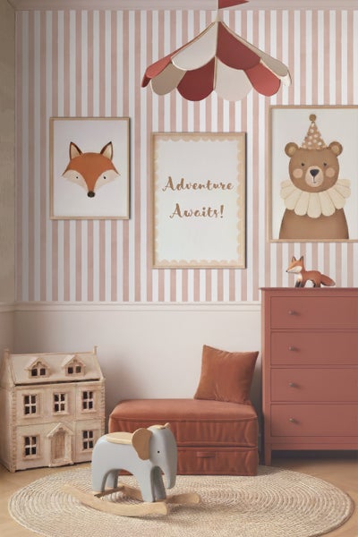 Kinderzimmer mit Wandbildern, Kommode, Sitzgelegenheit, Spielzeug und Dekoration