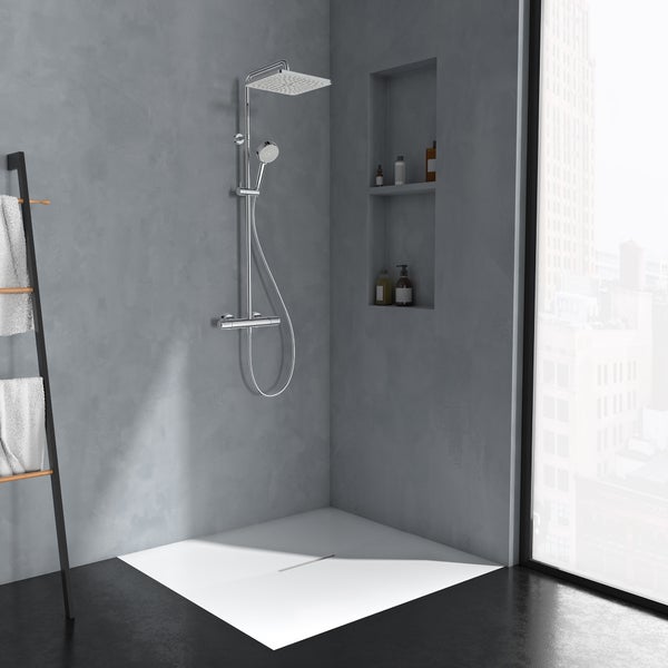 Modernes Badezimmer mit verchromtem Duschsystem bestehend aus Regenduschkopf, Handbrause und Thermostatarmatur über einer flachen Duschwanne.