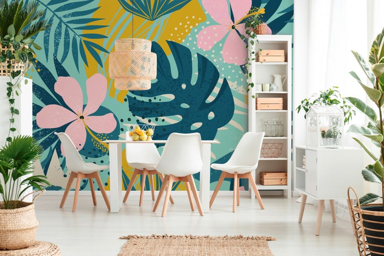 Helles Esszimmer mit tropischer Fototapete mit Blättern und Hibiskusblüten, weißem Esstisch-Set, Holzregal und Zimmerpflanzen.