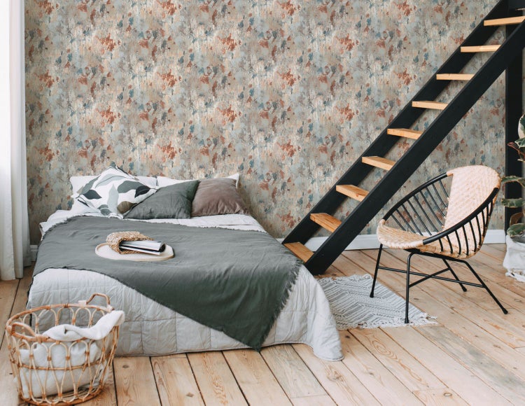 Wohnzimmer mit Mustertapete, Holzkommode und Zimmerpflanze im Topf