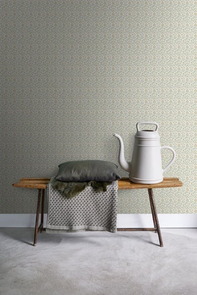 Szene mit gemusterter Tapete, Bank, Kissen und Gießkanne