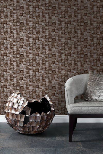 Szene mit gemusterter Tapete, Sessel und Dekorationsobjekt