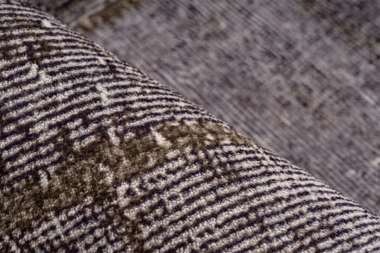 Nahaufnahme eines Teppichs mit feinem Streifenmuster und strukturierter Oberfläche.