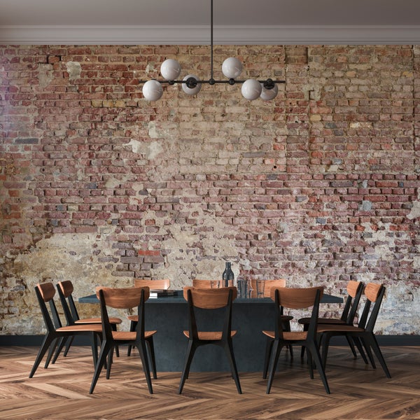 Modernes Esszimmer mit rustikaler Backsteinwand, Esstisch, Holzstühlen und Parkettboden im Fischgrät-Stil.
