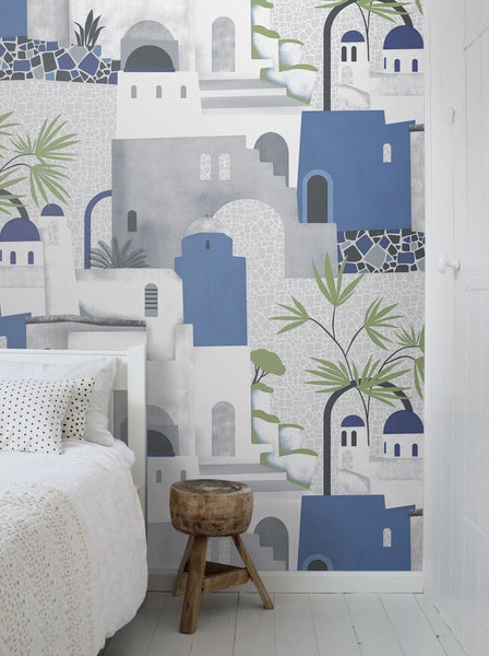 Wandgestaltung mit Tapete, die Häuser und Pflanzen zeigt