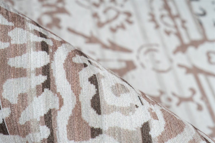 Detailaufnahme eines gewebten Teppichs mit Ornamentmuster.