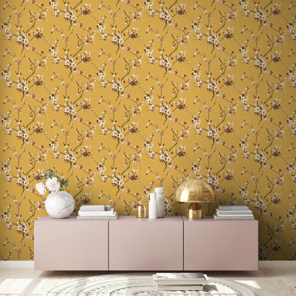 Astilbe mit weißen Blüten und grünen Blättern im Gartenbeet.