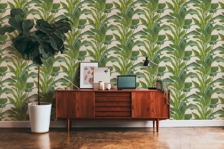 Schlafzimmer mit Bett, Leiter, Stuhl und Wandtapete mit Pflanzenmuster