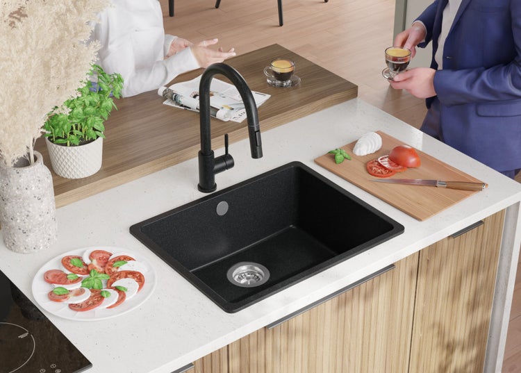 Küchenszene mit schwarzer Spüle und Armatur auf einer Arbeitsplatte