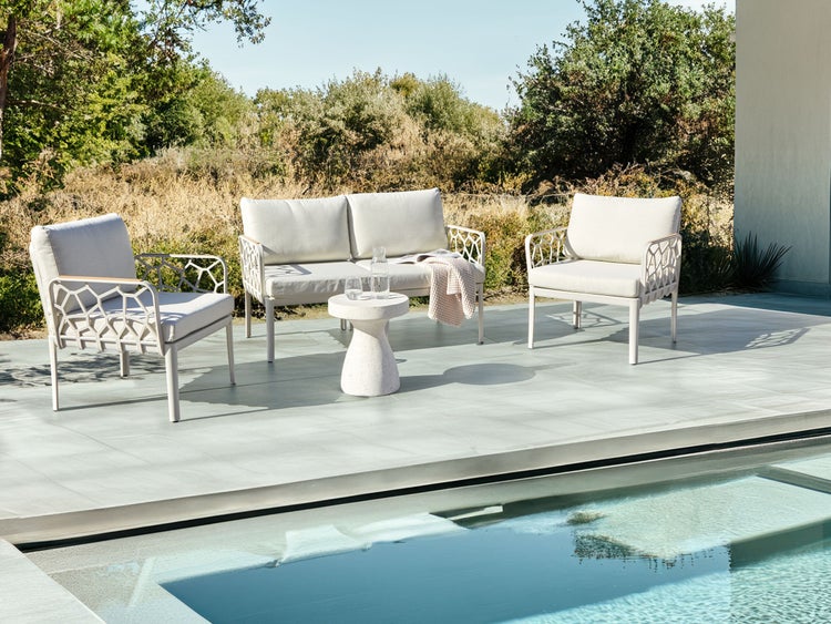 Gartenmöbelset mit Sofa, Sessel und Beistelltisch neben einem Pool