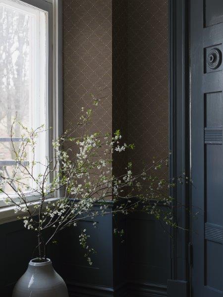 Dekorative Häuser und ein Klemmbrett auf einem Regal