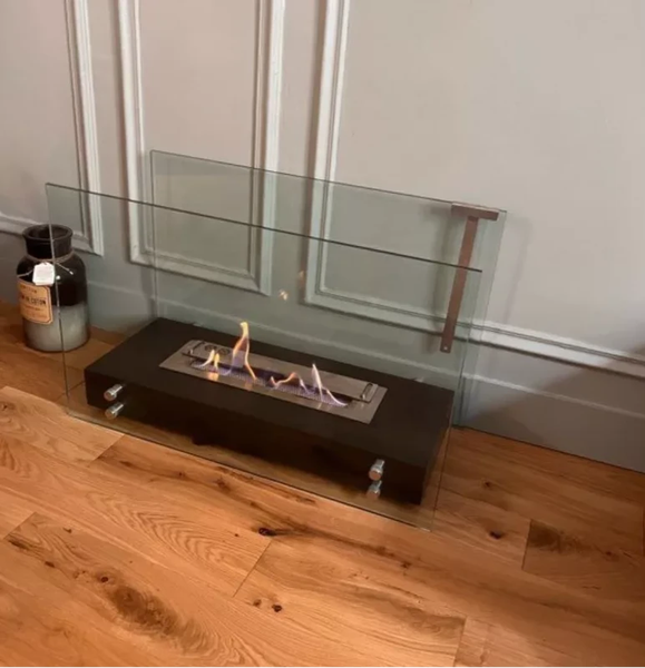 Ethanolkamin mit Glasplatte auf Holzboden
