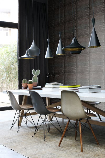 Esszimmer mit Esstisch, Stühlen und Pendelleuchten für eine helle und einladende Atmosphäre