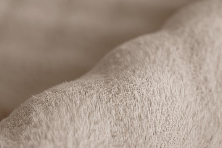 Nahaufnahme der weichen und flauschigen Oberfläche aus Kunstfell.