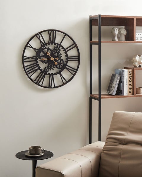 Wohnzimmer Szene mit einer Wanduhr im Industrie Design, einem Regal und einem Sofa