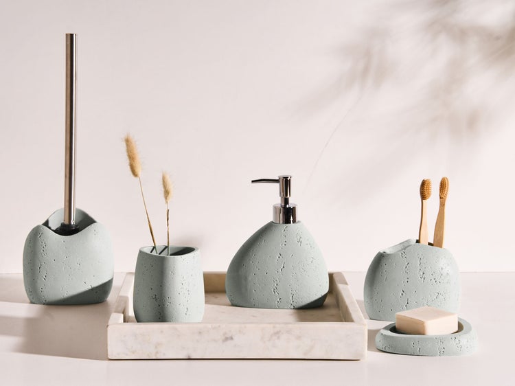 Fünfteiliges Badezimmer-Set in grauer Steinoptik mit Seifenspender, Seifenschale, Zahnputzbecher, Aufbewahrungsbehälter und WC-Bürstengarnitur.