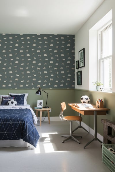 Hell erleuchtetes Kinderzimmer mit Bett, Schreibtisch und Flugzeugtapete
