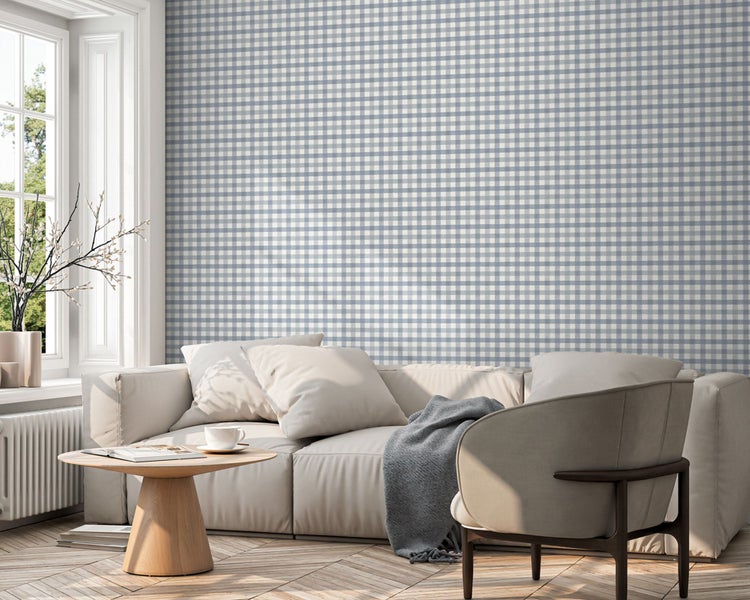 Wohnzimmer mit karierter Tapete, Sofa und Sessel