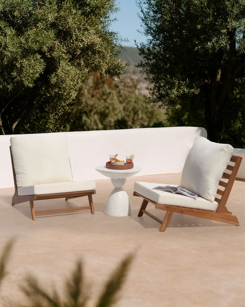 Zwei Holzstühle mit Kissen