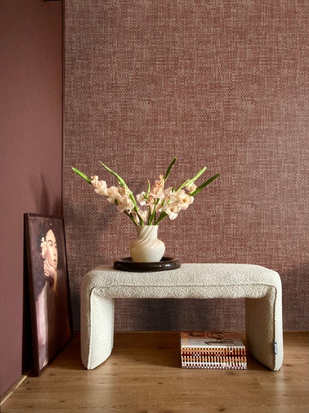 Innenraum mit Sitzbank, Blumenvase und gerahmtem Bild