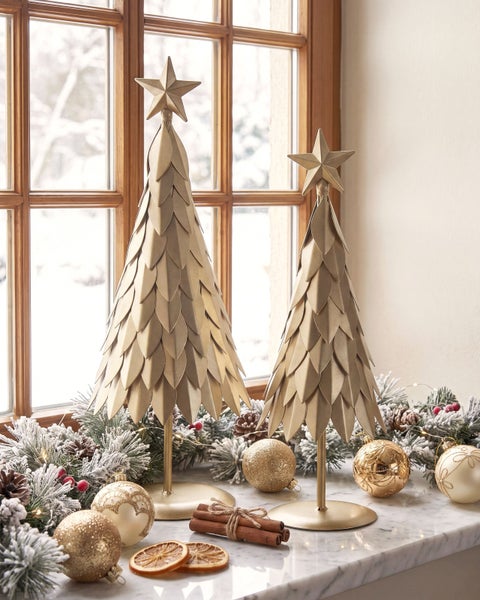Zwei dekorative Metallweihnachtsbäume mit Sternspitze als Tischdekoration für die festliche Weihnachtszeit.