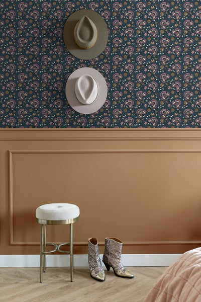 Einrichtungsgegenstände mit floraler Tapete, Hocker, Schuhen und Hüten
