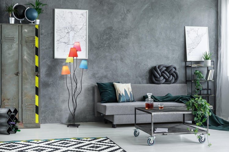 Abmessungen einer Stehlampe mit fünf Lampenschirmen