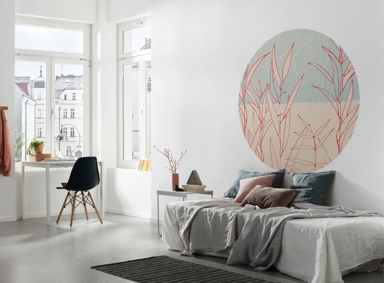 Helles Zimmer mit Bett, Schreibtisch und grafischem Wandbild