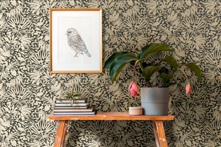 Wohnzimmer mit Sofa, Kissen mit Zickzackmuster, Tisch und Stehlampe