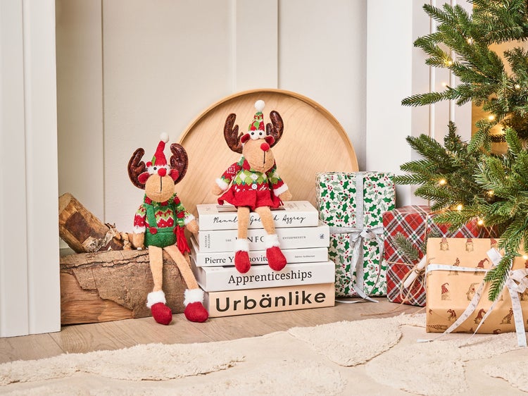 Weihnachtliche Szene mit zwei Elchfiguren, Geschenkpaketen und einem Weihnachtsbaum
