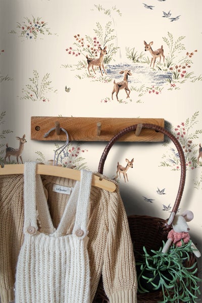 Tapete mit Waldmotiv, inklusive Rehe, Vögel, Blumen und Pilze.