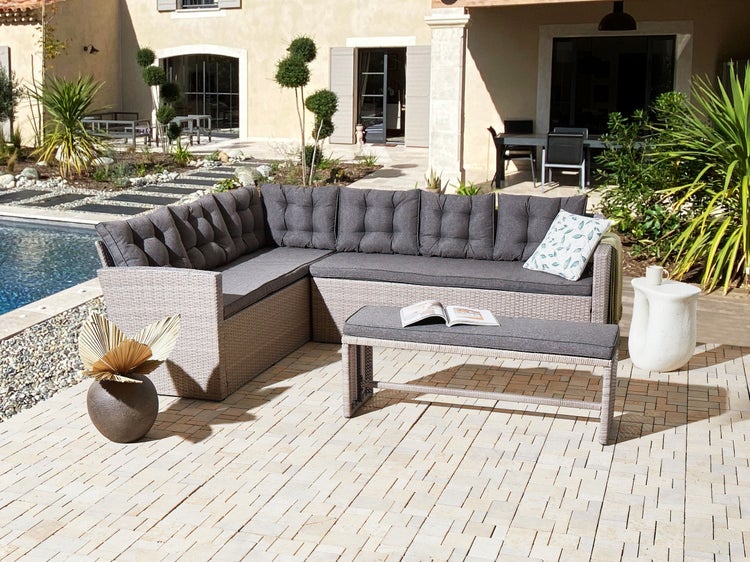 Gartensitzgruppe aus Rattan mit grauen Kissen und Bank