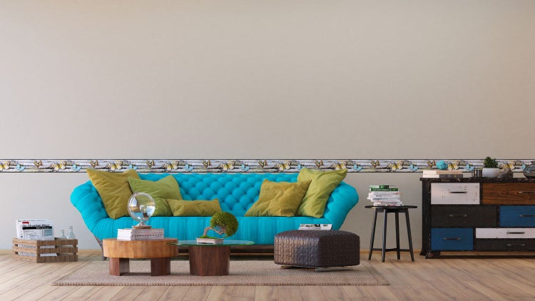 Wohnzimmer mit Bordüre, Sofa, Beistelltisch und Kommode.