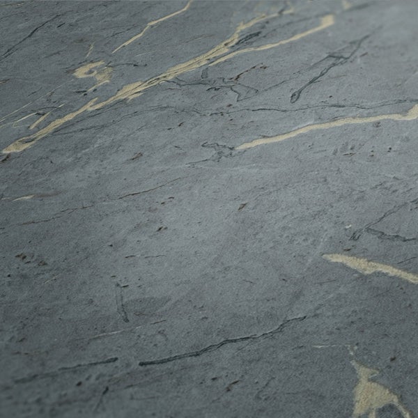 Zwei Isomatten, ein Zelt, ein Rucksack und ein Reparaturset für Campingausflüge.