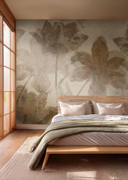 Schlafzimmer mit gemusterten Tapeten, Holzbett und Teppich für eine warme Atmosphäre.