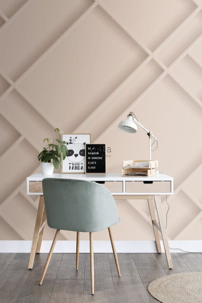 Schreibtisch mit Stuhl, Lampe, Pflanze und Deko vor Wandpaneelen
