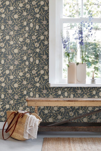 ESTAhome Tapete exotischen Früchten und Blättern Dunkelblau und Taupe - 50 x 900 cm - 131173