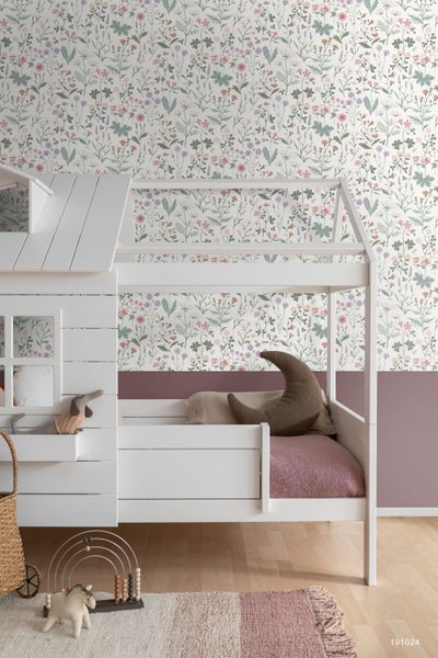 Kinderzimmer mit weißem Hochbett und Tapete mit floralem Muster