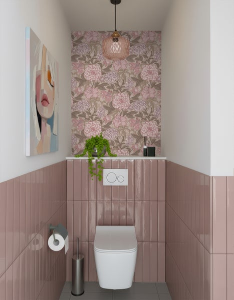 Modernes Gäste-WC mit Wand-WC, rosa Vertikalfliesen, floraler Tapete, Hängeleuchte aus Glas und einem Wandbild.
