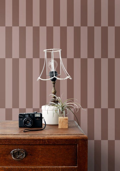 Tapete mit vertikalem Streifenmuster auf einer Wand dargestellt