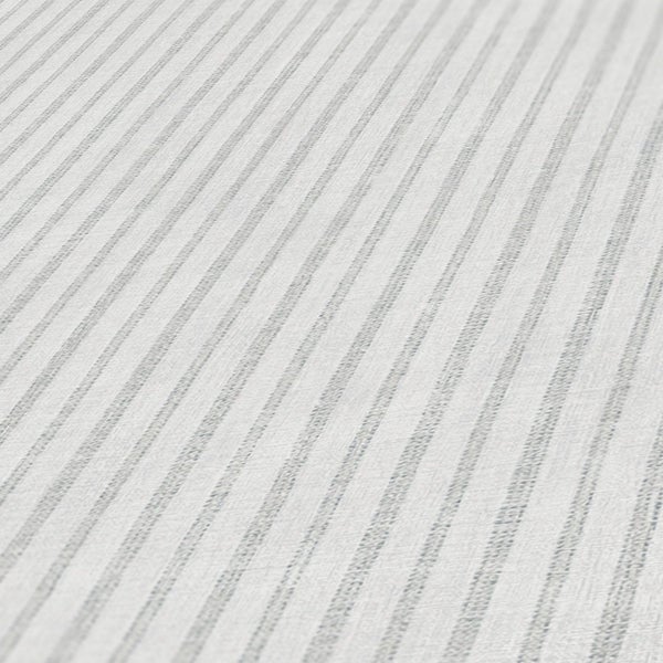 Nahaufnahme von Spirea-Blütenständen mit grünen Blättern