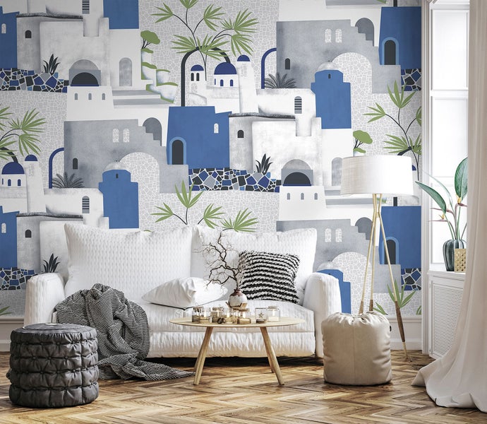 Wohnzimmer mit Sofa vor einer Tapete mit Häusern im mediterranen Stil